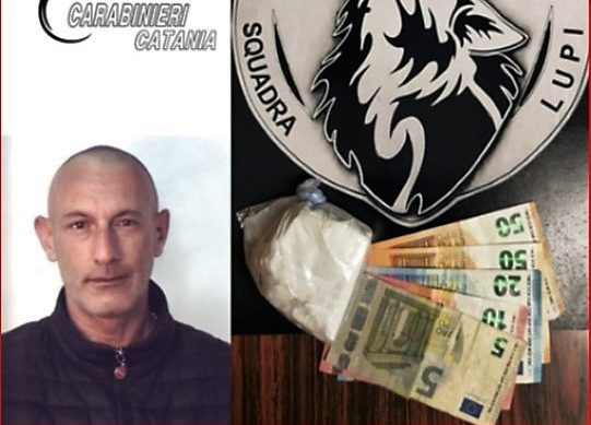 Braccato dai carabinieri getta la cocaina dal finestrino dell’auto: arrestato