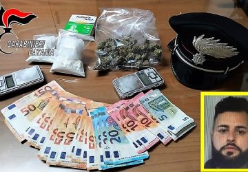 Preso mentre taglia la cocaina: arrestato 27enne