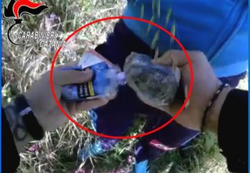 Spacciatore fugge: acciuffato con la droga negli slip