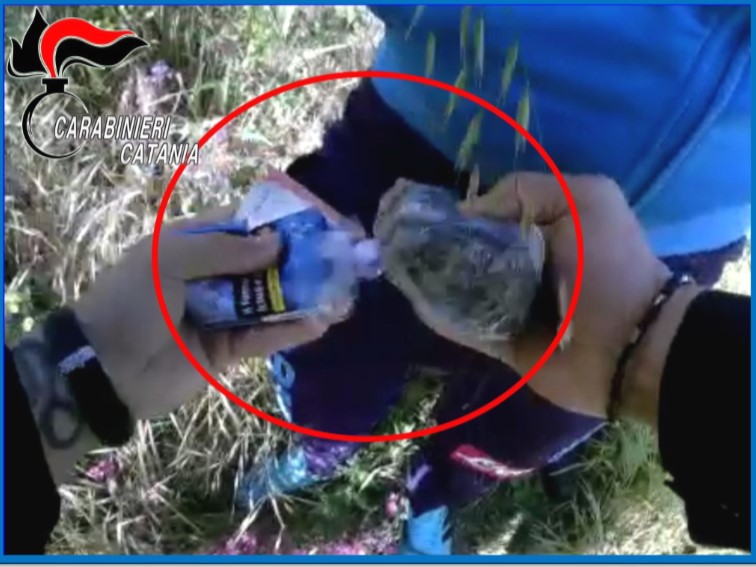 Spacciatore fugge: acciuffato con la droga negli slip