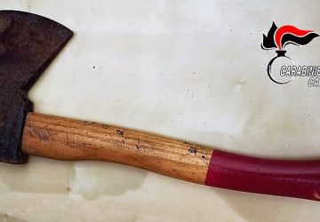 Catania, picchia il figlio minorenne della compagna: ci minacciava anche con un&rsquo;ascia