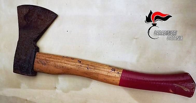 Catania, picchia il figlio minorenne della compagna: ci minacciava anche con un’ascia