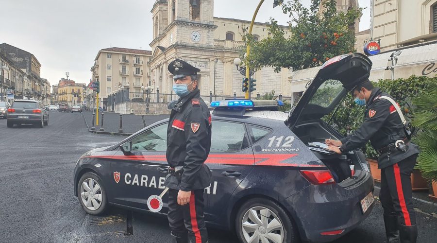 Giarre, provoca incidente e si scaglia contro un Cc ferendolo: arrestato