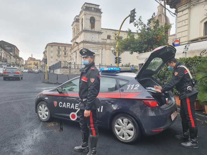 Giarre, provoca incidente e si scaglia contro un Cc ferendolo: arrestato