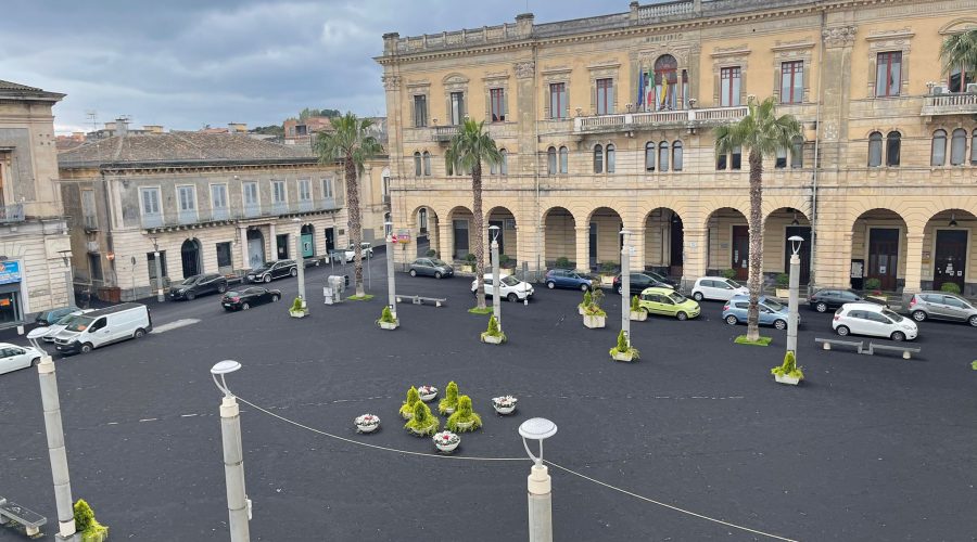 Emergenza cenere a Riposto. Caragliano: “I fondi stanziati sono insufficienti per gestite l’emergenza”