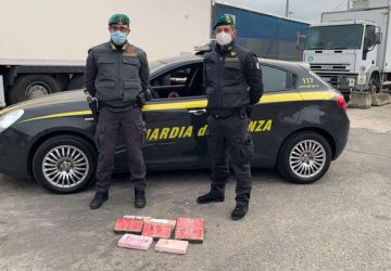 Senza patente alla guida di un Tir con 10 kg di cocaina: in manette 45enne catanese