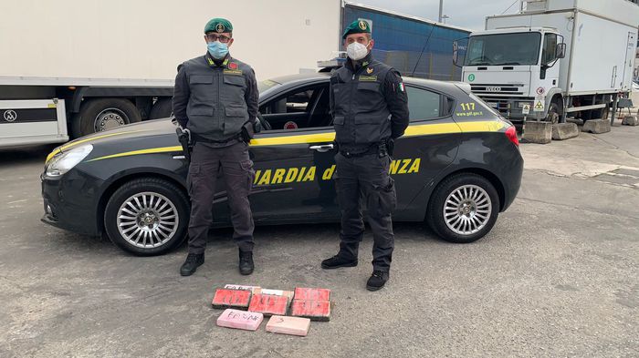 Senza patente alla guida di un Tir con 10 kg di cocaina: in manette 45enne catanese