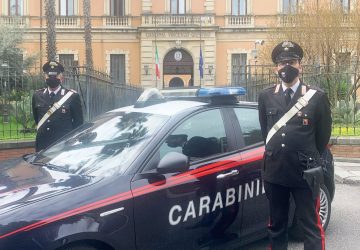 Badante ladro vende ai compro oro i monili della datrice di lavoro: denunciato
