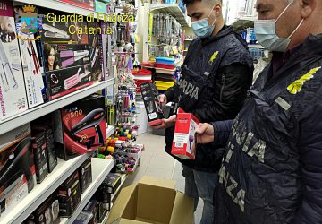 Articoli contraffatti o non a norma: controlli della GdF a Catania, Aci Catena, Linguaglossa, Patern&ograve; e Misterbianco. 8 Denunce