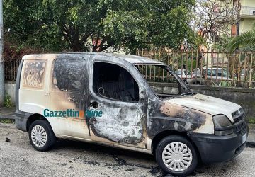 Riposto, furgone a fuoco nella notte