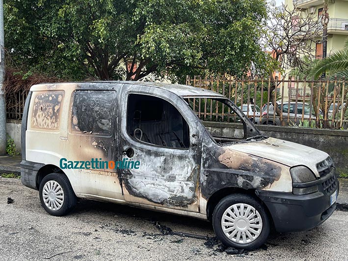 Riposto, furgone a fuoco nella notte