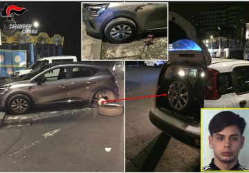 Smontano le ruote ad un'auto parcheggiata: in manette due ladri