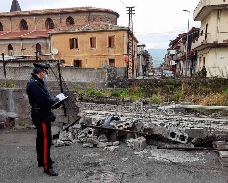 Randazzo, ubriaco si schianta contro il muretto della Circumetnea: denunciato