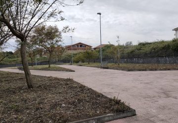 Giarre, richiedenti asilo puliscono villetta comunale abbandonata