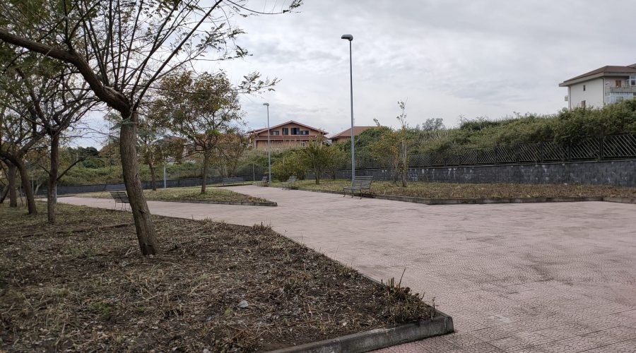 Giarre, richiedenti asilo puliscono villetta comunale abbandonata