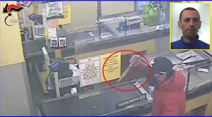 Rapina a mano armata un supermercato: braccato, si consegna ai carabinieri VIDEO