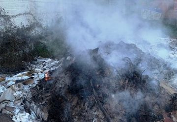 Per liberarsi degli scarti appicca un incendio: denunciato il responsabile