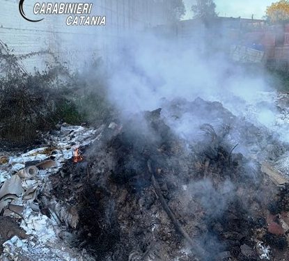 Per liberarsi degli scarti appicca un incendio: denunciato il responsabile
