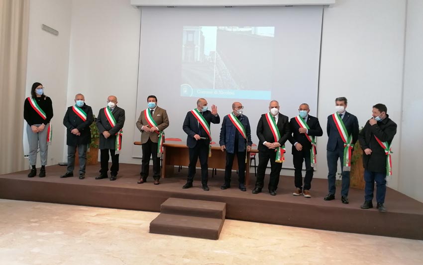 Emergenza cenere: i sindaci chiedono la dichiarazione dello stato di emergenza, aiuti concreti e modifiche al codice dell’ambiente