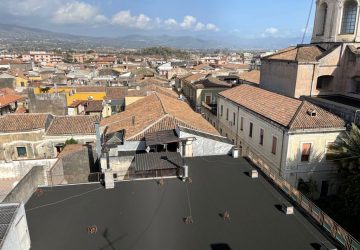 Emergenza cenere a Riposto: 5 squadre al lavoro per la pulizia di strade piazze e aree esterne scuole