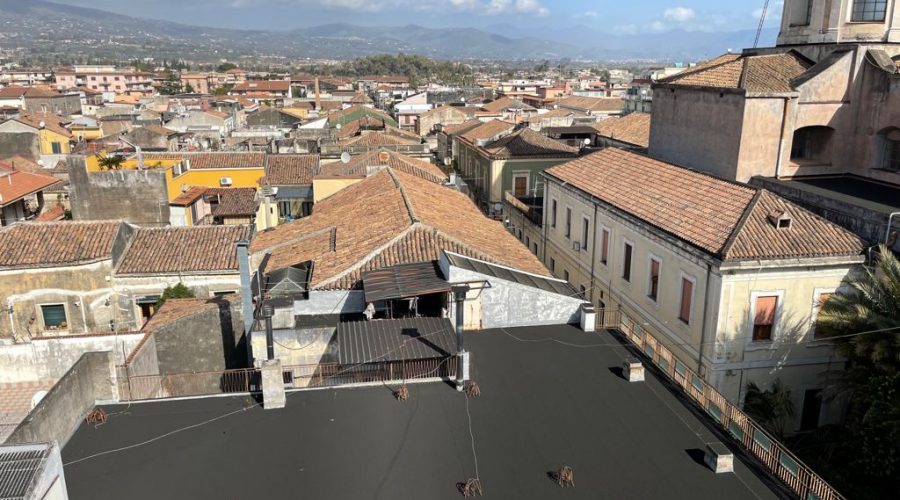 Emergenza cenere a Riposto: 5 squadre al lavoro per la pulizia di strade piazze e aree esterne scuole