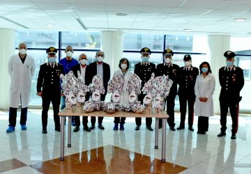 Uova pasquali donate ai piccoli degenti dell&rsquo;Emato-Oncologia del Policlinico dai militari dell'Arma