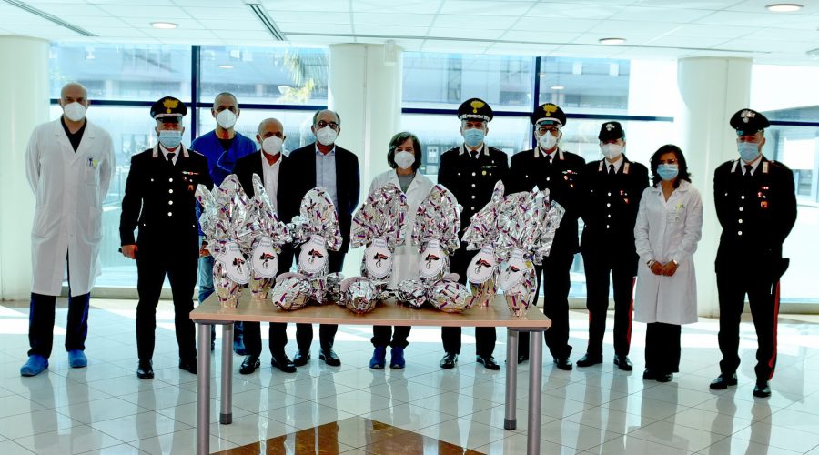 Uova pasquali donate ai piccoli degenti dell’Emato-Oncologia del Policlinico dai militari dell’Arma