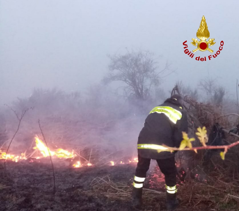 Randazzo, vasto incendio bosco e sterpaglie sui Nebrodi