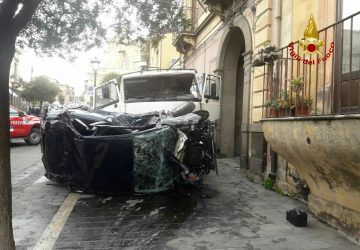 Belpasso, autocarro perde controllo e falcia un pedone: &egrave; grave