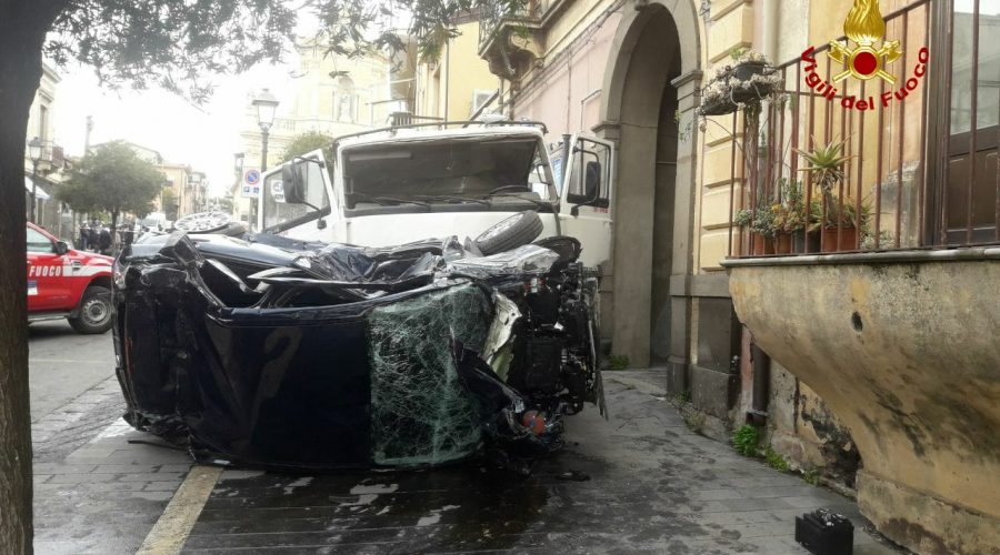 Belpasso, autocarro perde controllo e falcia un pedone: è grave