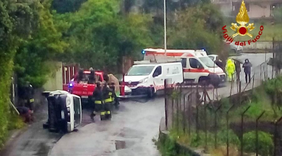 Acireale, grave incidente autonomo in via Ispica. Intervento dei Vvff