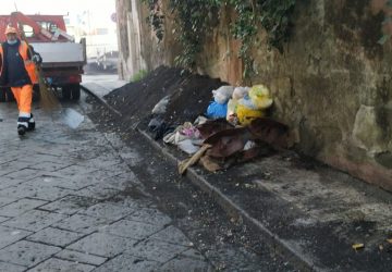 Giarre, raccolta sacchetti nel centro storico. Intervento della Igm