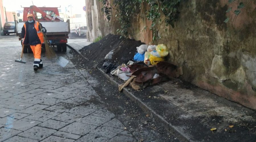 Giarre, raccolta sacchetti nel centro storico. Intervento della Igm