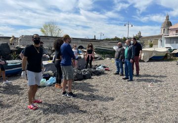 Riposto, militari Usa ripuliscono la spiaggia dei Tre Massi