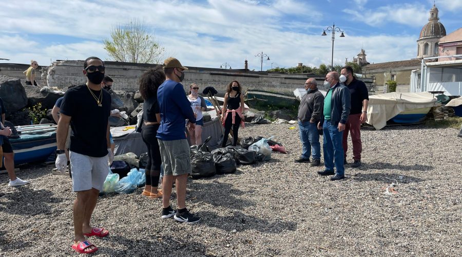 Riposto, militari Usa ripuliscono la spiaggia dei Tre Massi