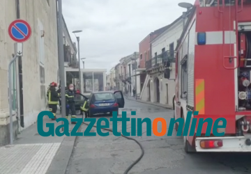 Riposto, a fuoco una Lancia Y. Intervento dei VVf VIDEO