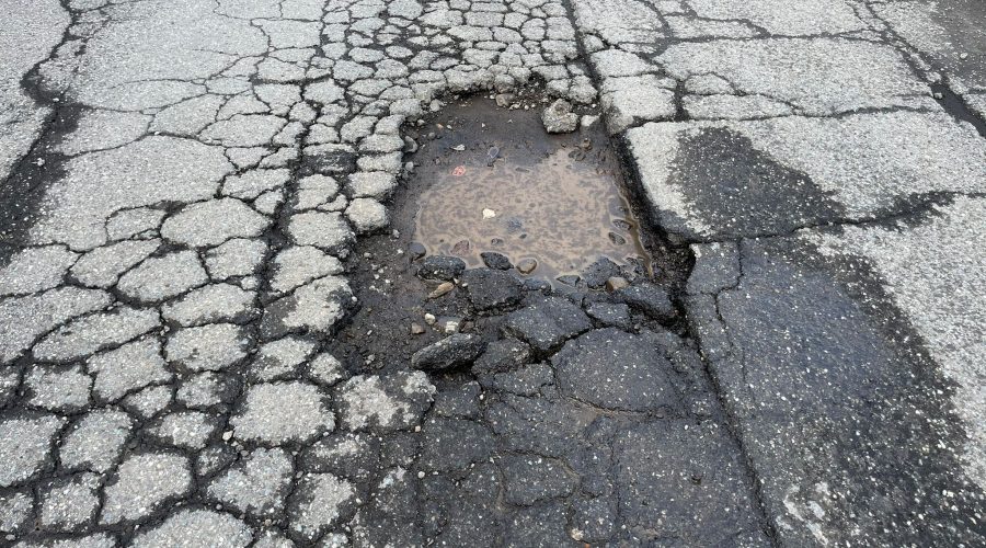 Giarre, strade gruviera: buche, voragini e transenne eterne