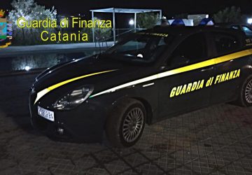 Scoperta serata danzante a Catania, sequestrati l&rsquo;impianto audio della discoteca e 3 sciabole katana
