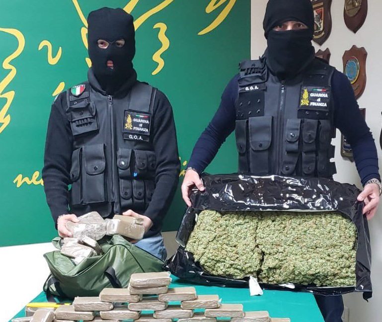 Sequestrati 165 kg di marijuana ad alto potenziale e hashish: tre arresti
