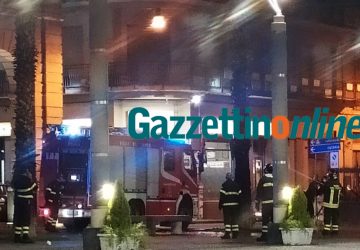 Riposto, pesante atto vandalico: incendiata palma in piazza San Pietro