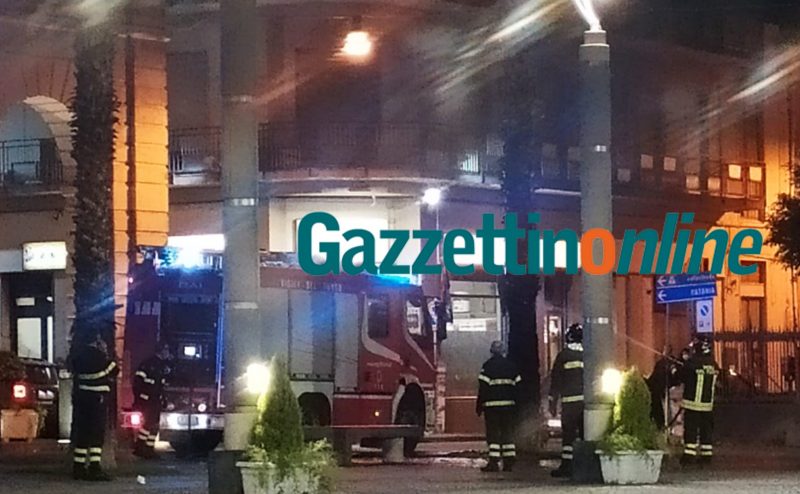 Riposto, pesante atto vandalico: incendiata palma in piazza San Pietro