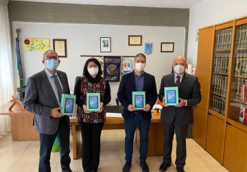 Giarre, Rotary dona 4 tablet al "Fermi-Guttuso"