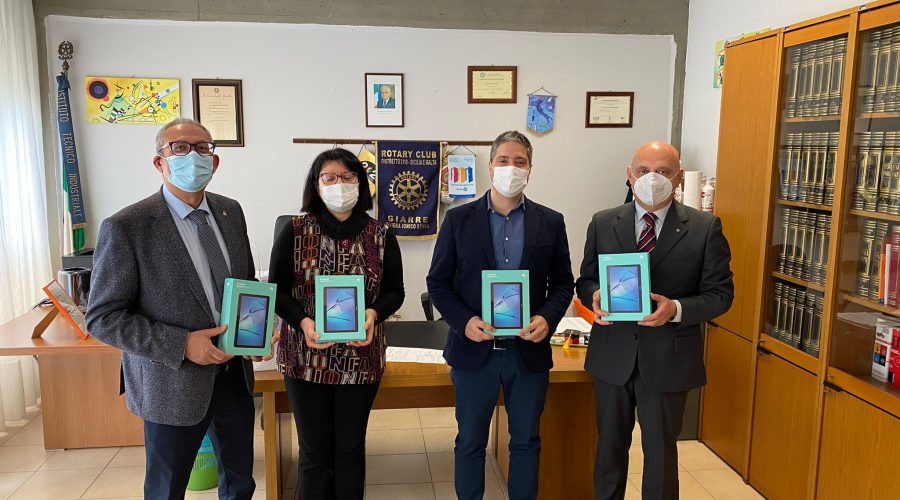 Giarre, Rotary dona 4 tablet al “Fermi-Guttuso”