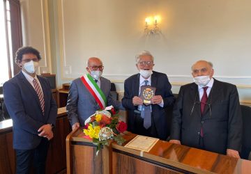 Riposto, conferita cittadinanza al preside Girolamo Barletta: "spiccate doti umane"