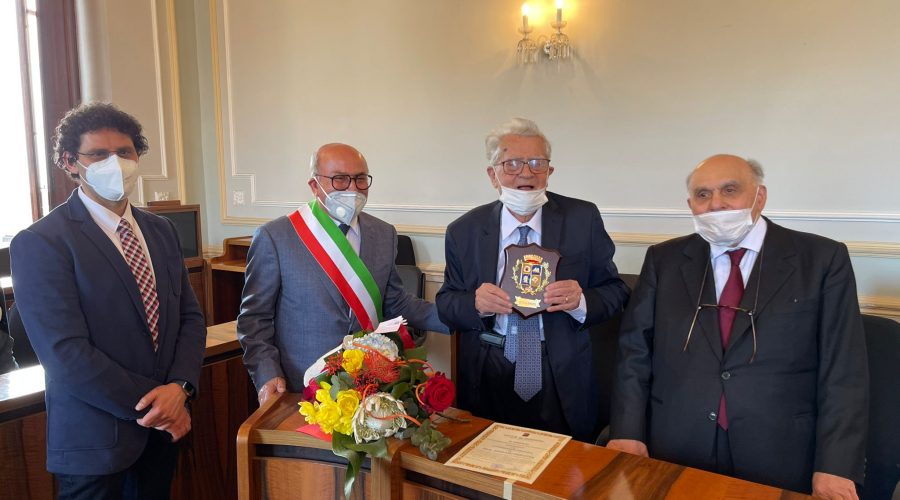 Riposto, conferita cittadinanza al preside Girolamo Barletta: “spiccate doti umane”