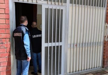 Orina sulla cocaina per disperderne le tracce: arrestato insieme al compare
