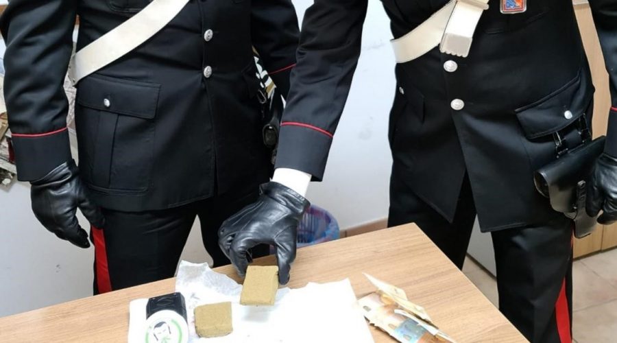 Gaggi, trovato con più di 100 grammi di hashish a casa: 25enne in manette