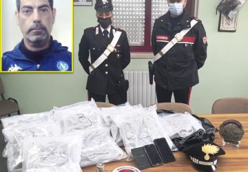 Perquisizione a casa di un pusher: cane antidroga fiuta 7 kg di marijuana