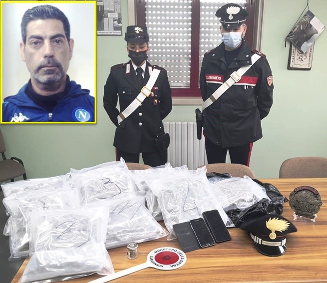 Perquisizione a casa di un pusher: cane antidroga fiuta 7 kg di marijuana