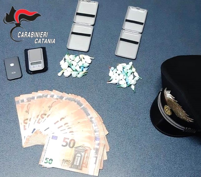 Militello in Val di Catania, nasconde la droga nel soffitto, ma viene beffato dal cane antidroga